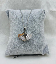 Stainless steel spin necklace